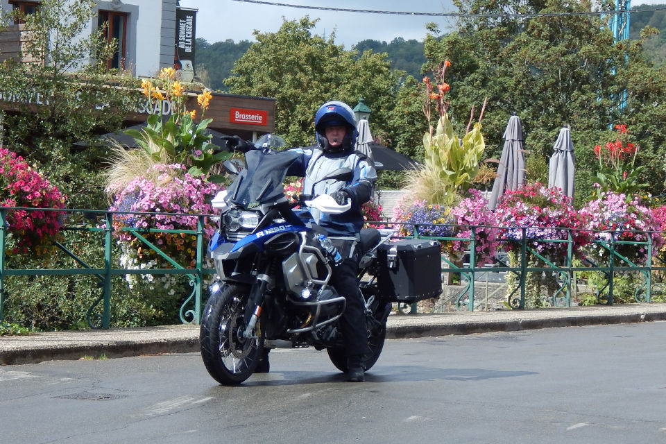 Motorrijbewijspoint Uden examengarantie AVB en AVD